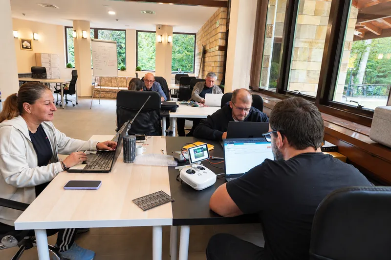 Екип работи с лаптопи в coworking пространството на Балкан Център
